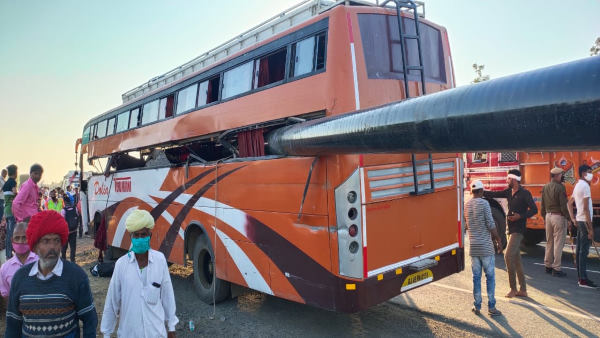 पाली राजस्थान में बस में पाइप घुसा- तस्वीर नम्बर 5