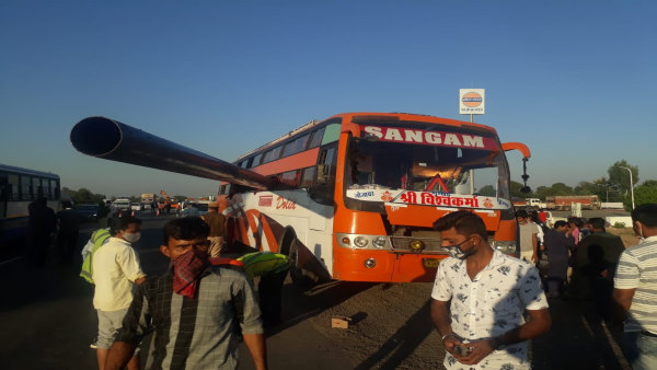 पाली राजस्थान में बस में पाइप घुसा- तस्वीर नम्बर 7