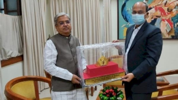Karnataka Deputy CM showed big heart handed over gold crown gifted to the state Karnataka Deputy CM showed big heart handed over gold crown gifted to the state