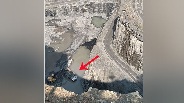 The dumper fallen in 250-feet deep mine, driver and cleaner lost their lives The dumper fallen in 250-feet deep mine, driver and cleaner lost their lives