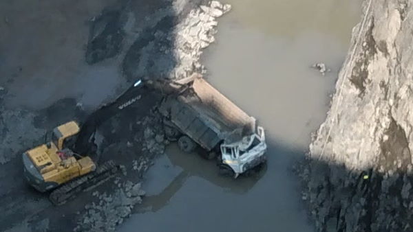 The dumper fallen in 250-feet deep mine, driver and cleaner lost their lives The dumper fallen in 250-feet deep mine, driver and cleaner lost their lives
