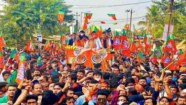 पिता और भाई टीएमसी सांसद हैं