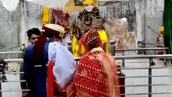 400 किलोमीटर दूर आकर मंदिर में रचाई शादी