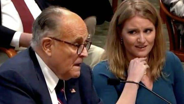 सुनवाई के दौरान फैलाई बदबू