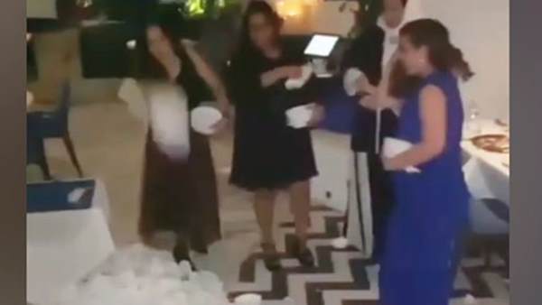 प्लेट तोड़ते हुए अर्पिता ने डांस भी किया प्लेट तोड़ते हुए अर्पिता ने डांस भी किया