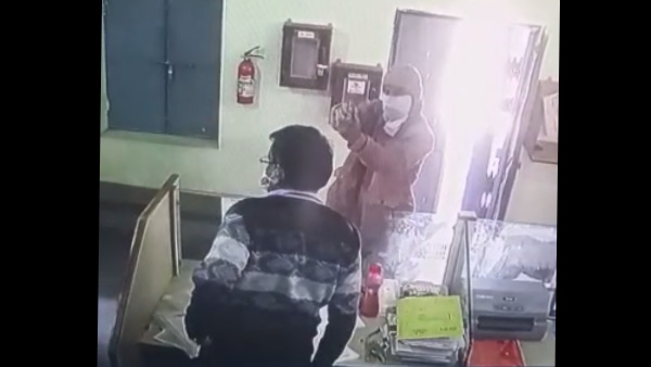 लुटेरों ने ग्राहकों को भी नहीं बख्शा