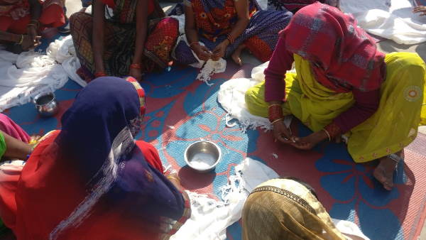 गांव में चौपाल लगाकर एसपी ने लोगों को भरोसे में लिया