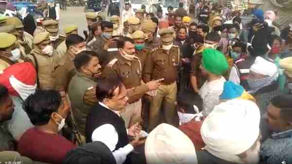 पीलीभीत में अधिकारियों का आरोप किसानों ने की ट्रैक्टर चढ़ाने की कोशिश