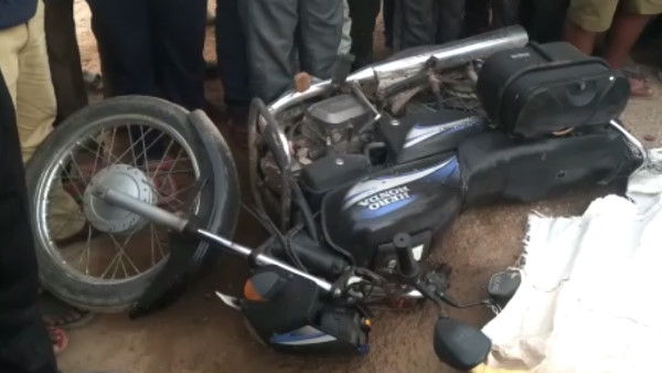 दुर्घटना के बाद मौके पर ग्रामीण जमा हो गए