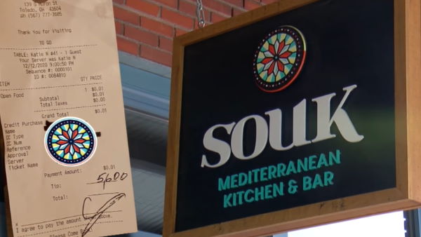 28 कर्मचारियों के लिए 4.14 लाख टिप दे गया शख्स 28 कर्मचारियों के लिए 4.14 लाख टिप दे गया शख्स