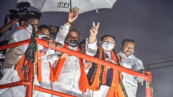 टीआरएस के अगले कदम का इंतजार कर रही है बीजेपी