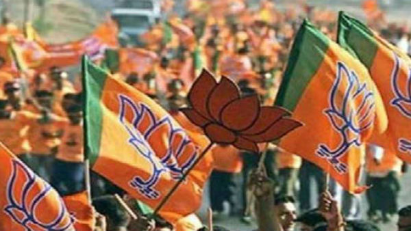 घाटी पर चढ़ा भगवा रंग, 74 सीटों के साथ BJP सबसे बड़ी पार्टी घाटी पर चढ़ा भगवा रंग, 74 सीटों के साथ BJP सबसे बड़ी पार्टी