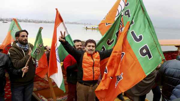 घाटी में लहराया भगवा तो गदगद हुई भाजपा घाटी में लहराया भगवा तो गदगद हुई भाजपा