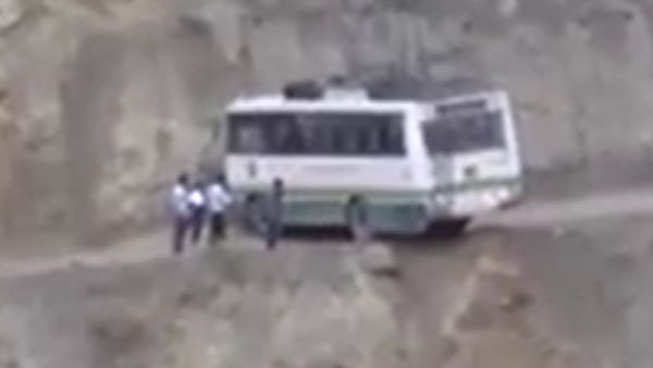 खराब रोड के चलते बैक करनी पड़ी बस