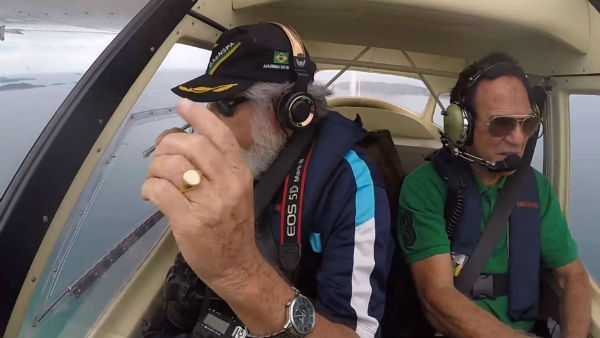 प्लेन की खिड़की से गिरा फोन 