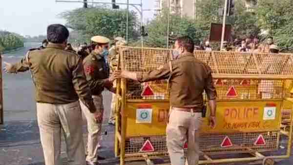 Chilla border is closed for traffic coming from Noida & Gaziabad to Delhi Chilla border is closed for traffic coming from Noida & Gaziabad to Delhi