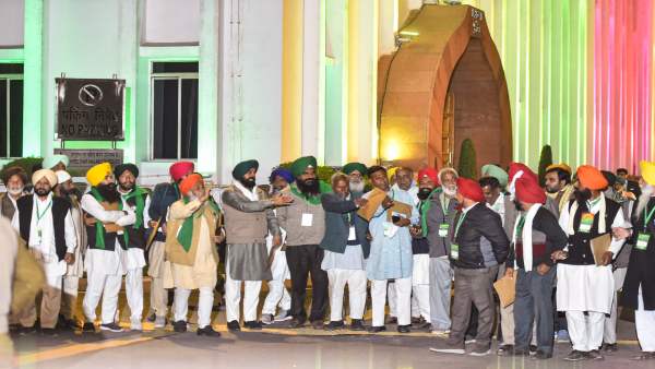 यह पहली बार है जब बिना किसी मुद्दे के आंदोलन किया जा रहा है