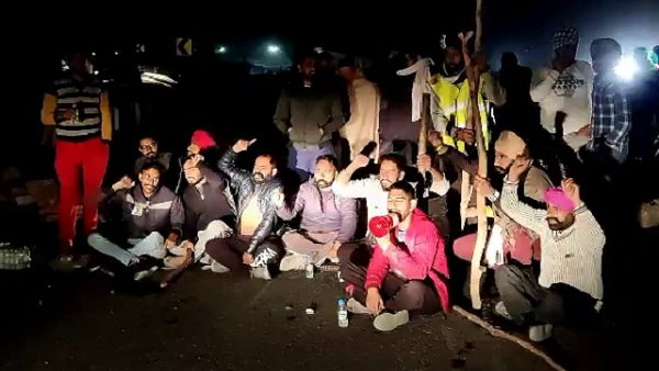 farmers protest: hundreds protesters block roads near delhi border, then administration managed to-convince them