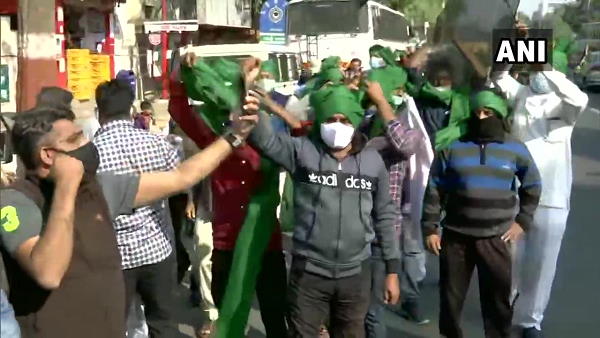 farmers protest in gujarat: Ex CM Shankersinh Vaghela Challo Dilli campaign, police stopped his supporters 