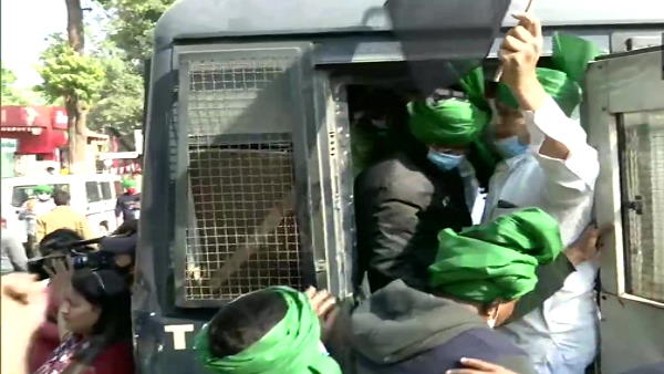 farmers protest in gujarat: Ex CM Shankersinh Vaghela Challo Dilli campaign, police stopped his supporters 