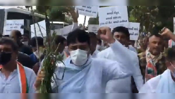 bharat bandh gujarat news: Burnt Tires On Roads Everywhere, Caught 100 Congress Activists includes Former MLA