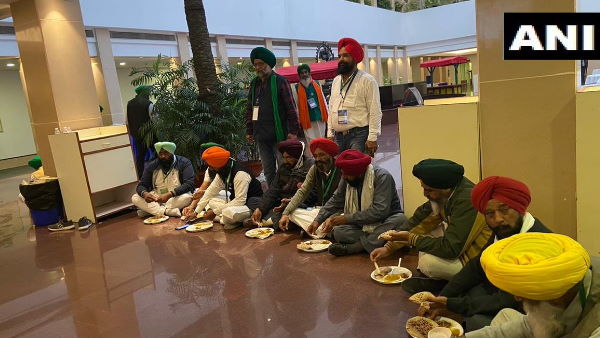 किसानों ने जमीन पर बैठकर खाना खाया