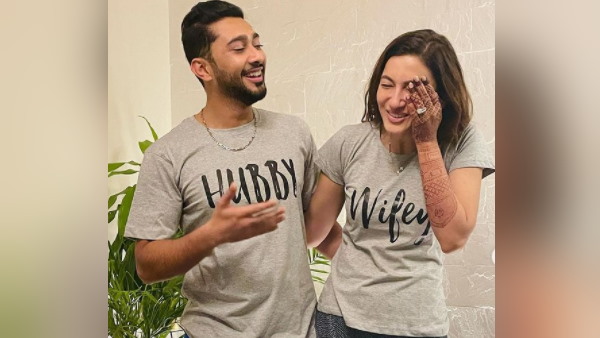 'हबी और वाइफ' टी-शर्ट के साथ फोटो वायरल