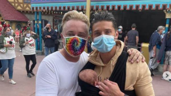 सैफरन के पिता और पूर्व ब्वॉयफ्रेंड की एक बेटी है