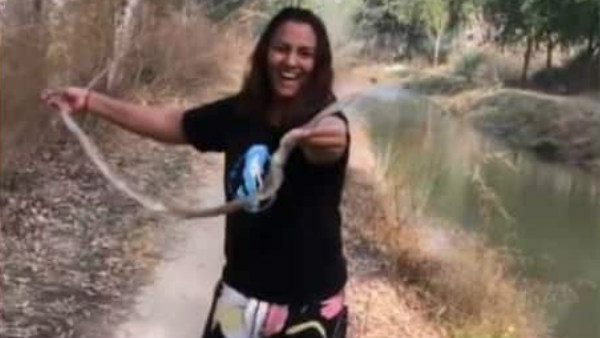 केंचुल लेकर दोस्त की ओर दौड़ीं केंचुल लेकर दोस्त की ओर दौड़ीं