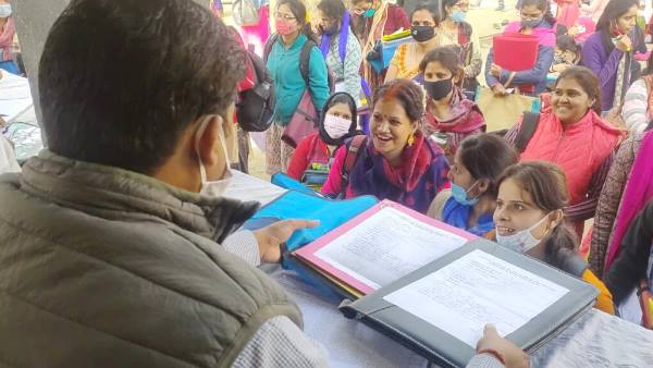 प्रज्ञा के चेहरे पर दिखी दोहरी खुशी