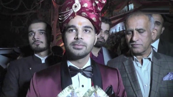 Karnal: a Groom leaves his luxury car and rides a tractor to his wedding venue to show support to farmers protest Karnal: a Groom leaves his luxury car and rides a tractor to his wedding venue to show support to farmers protest