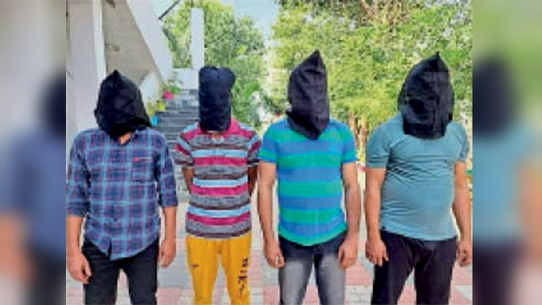 the gang Stealing Lakhs rupees worth tablets and Phones From Reliance Store, Caught by gujarat police the gang Stealing Lakhs rupees worth tablets and Phones From Reliance Store, Caught by gujarat police
