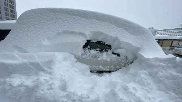 बचाव दल ने चालकों को भोजन, ईंधन और कंबल वितरित किए 