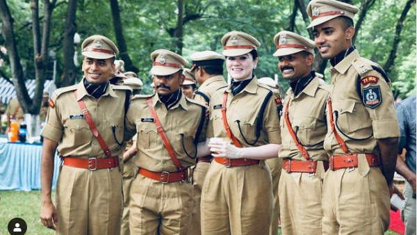 परेड का नेतृत्व करने वाली पहली महिला पुलिस अधिकारी परेड का नेतृत्व करने वाली पहली महिला पुलिस अधिकारी