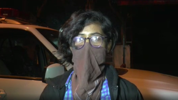 किराने की दुकान से घर जा रही थी