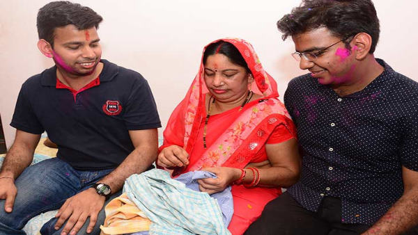  मां भी किया करती थीं सिलाई