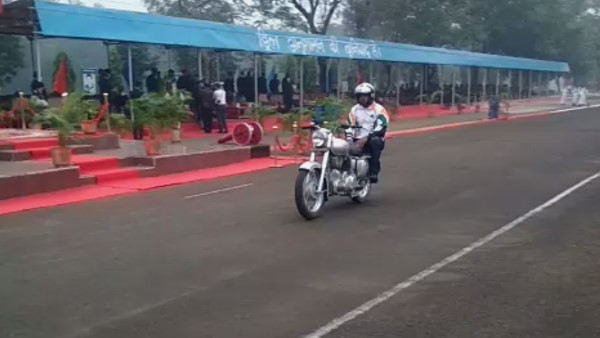 बाइक का हैंडल भी नहीं पकड़ा