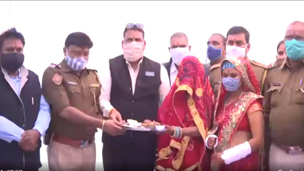  दुल्हन के लिए लेकर गए उपहार