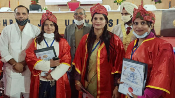 कौन हैं ये तीनों बहनें? कौन हैं ये तीनों बहनें?