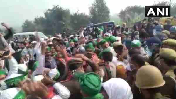 Farmers attempt to break barricade on Yamuna Expressway to come towards Delhi Farmers attempt to break barricade on Yamuna Expressway to come towards Delhi