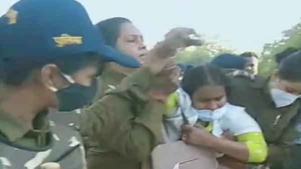 अपनी जगह से हटने को तैयार नहीं हुए थे