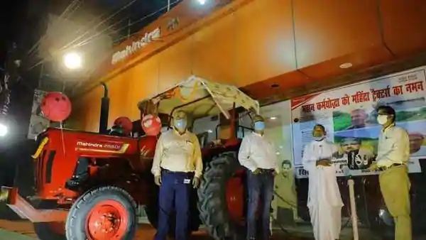 मेहनतकश किसान से प्रभावित होकर इनाम में ट्रैक्टर देने में घोषणा कर दी मेहनतकश किसान से प्रभावित होकर इनाम में ट्रैक्टर देने में घोषणा कर दी