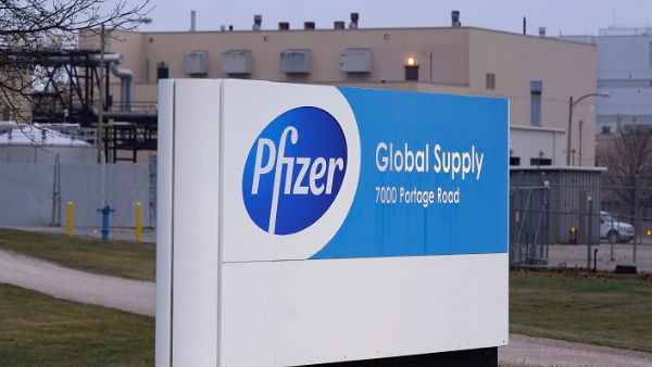 ट्विटर पर वायरल हो वीडियो में कुछ कार्गो वैक्सीन ले जाते दिख रहे हैं