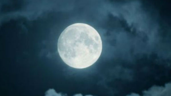 चांद को भगवान मानते हैं लोग, करते हैं पूजा 