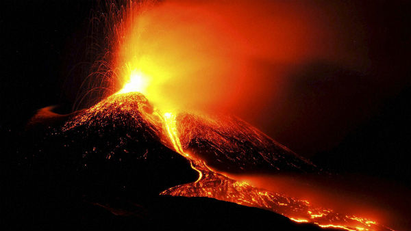 काफी ऊंचाई तक निकलने लगा ज्वालामुखी 