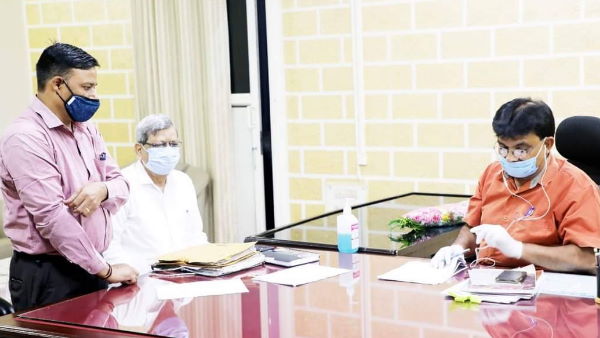 Shivpuri DM offered his chair to complainant girl to be DM for a day Shivpuri DM offered his chair to complainant girl to be DM for a day