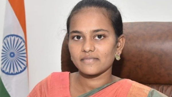 Shivpuri DM offered his chair to complainant girl to be DM for a day Shivpuri DM offered his chair to complainant girl to be DM for a day