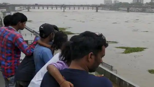 a businessman who was going to pay the amount to farmers, robbers threw him in the Narmada canal