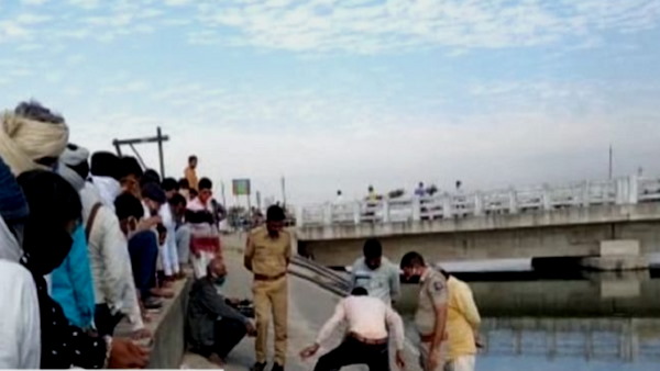 a businessman who was going to pay the amount to farmers, robbers threw him in the Narmada canal