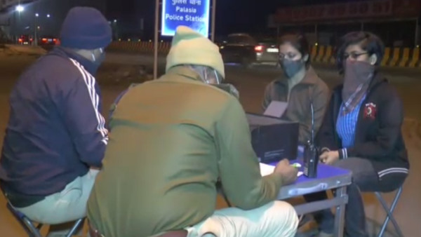 बदमाश का हाथ पकड़कर बाइक से नीचे गिरा दिया